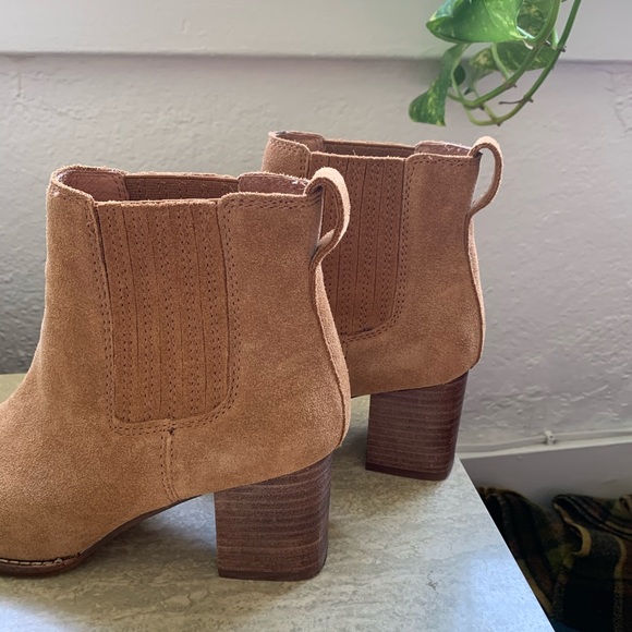 Madewell Kat Chelsea Boots (8) - Picture 3 of 5